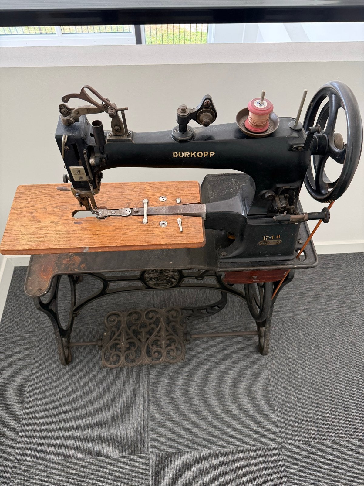 Antieke Dürkopp 17-1-0 Naaimachine met Trapmechanisme, Ophalen