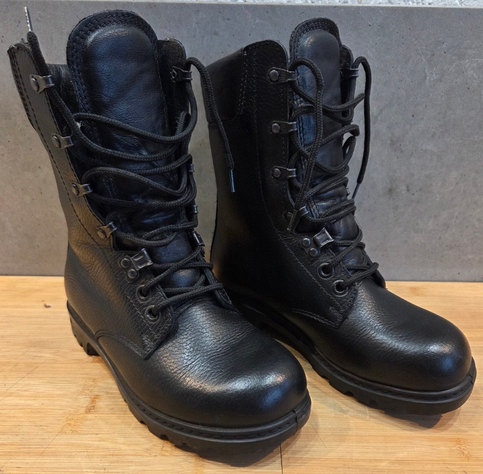 Nette zwarte kisten legerkisten laarzen schoenen maat 230M, Ophalen, Zwart, Lage of Enkellaarzen, Gedragen