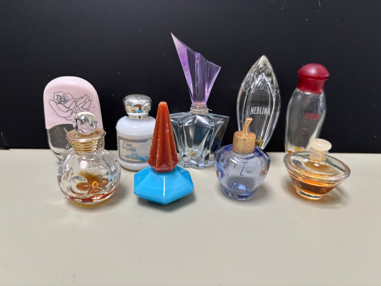 Verzameling van 9 miniatuur parfumflesjes, Ophalen of Verzenden, Gebruikt, Miniatuur, Gevuld