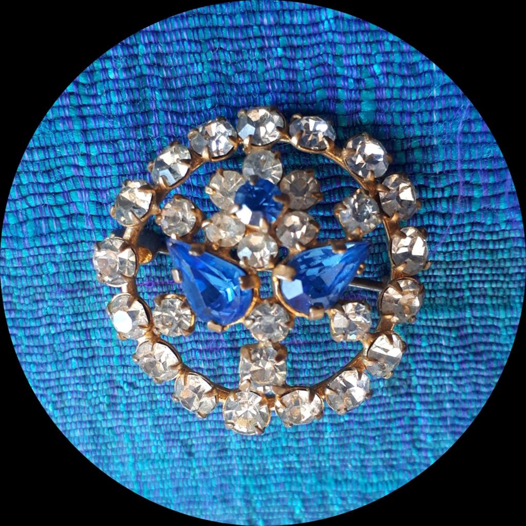 Vergulde Broche m. Blauwe + Heldere Rijnstenen., Sieraden, Tassen en Uiterlijk, Antieke sieraden, Ophalen of Verzenden, Overige materialen