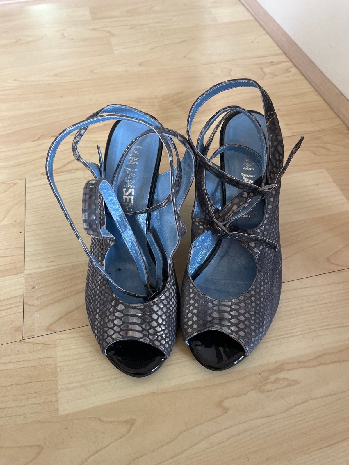Jan Jansen pumps met slangenprint en open neus, Pumps, Ophalen of Verzenden, Zo goed als nieuw, Grijs