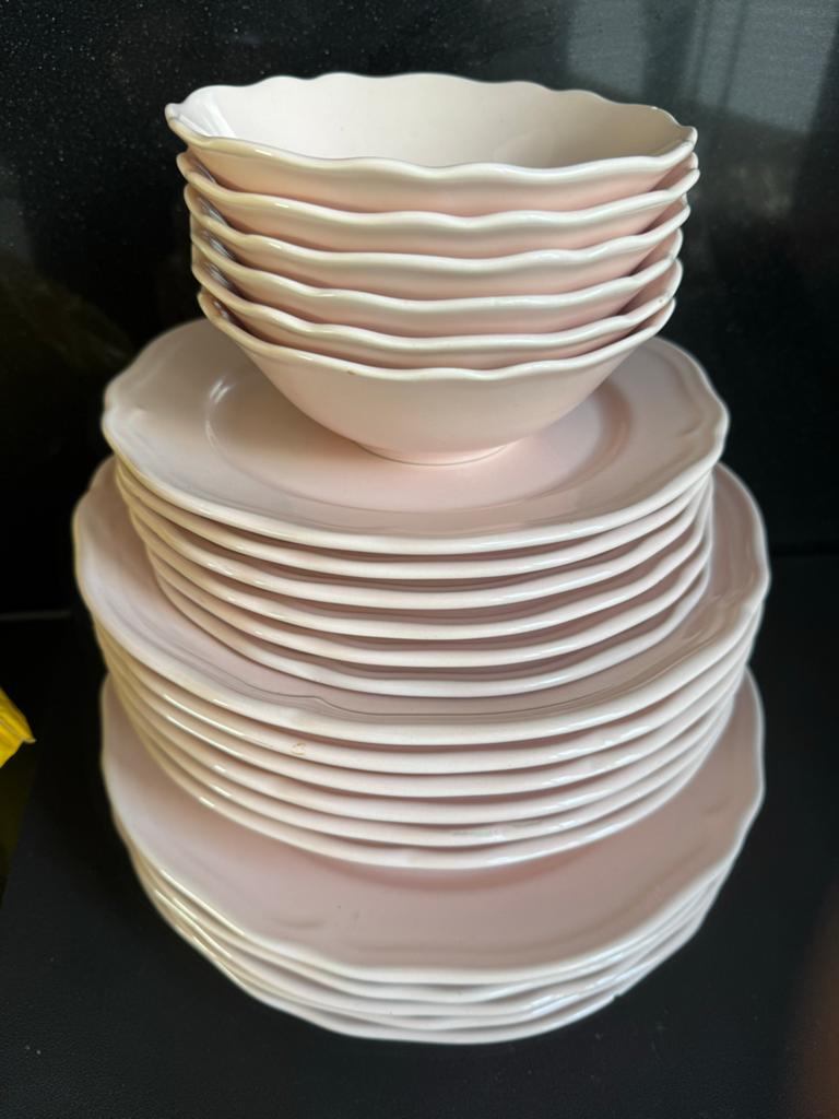 IKEA borden en kommen set - Lichtroze met lichte beschadigin, Huis en Inrichting, Keuken | Servies, Ophalen, Gebruikt, Keramiek
