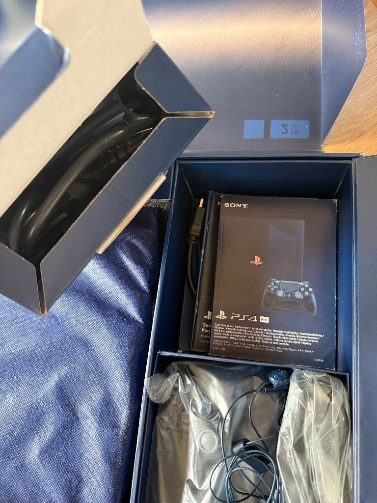 Foto 2 van PlayStation 4 Pro 500 Million Limited Edition