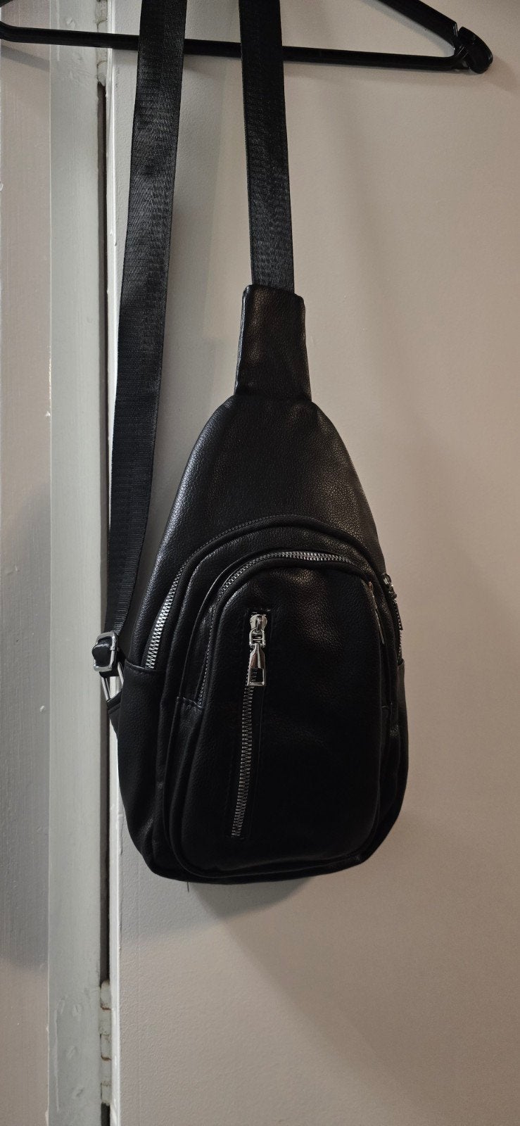 Compacte Zwarte Schoudertas / Sling Bag - Zo Goed als Nieuw, Overige merken, Zwart, Ophalen of Verzenden, Zo goed als nieuw