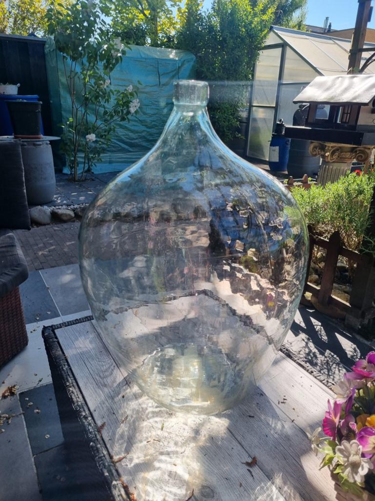 Grote glazen wijnkan van 60 liter met metalen mand, Ophalen