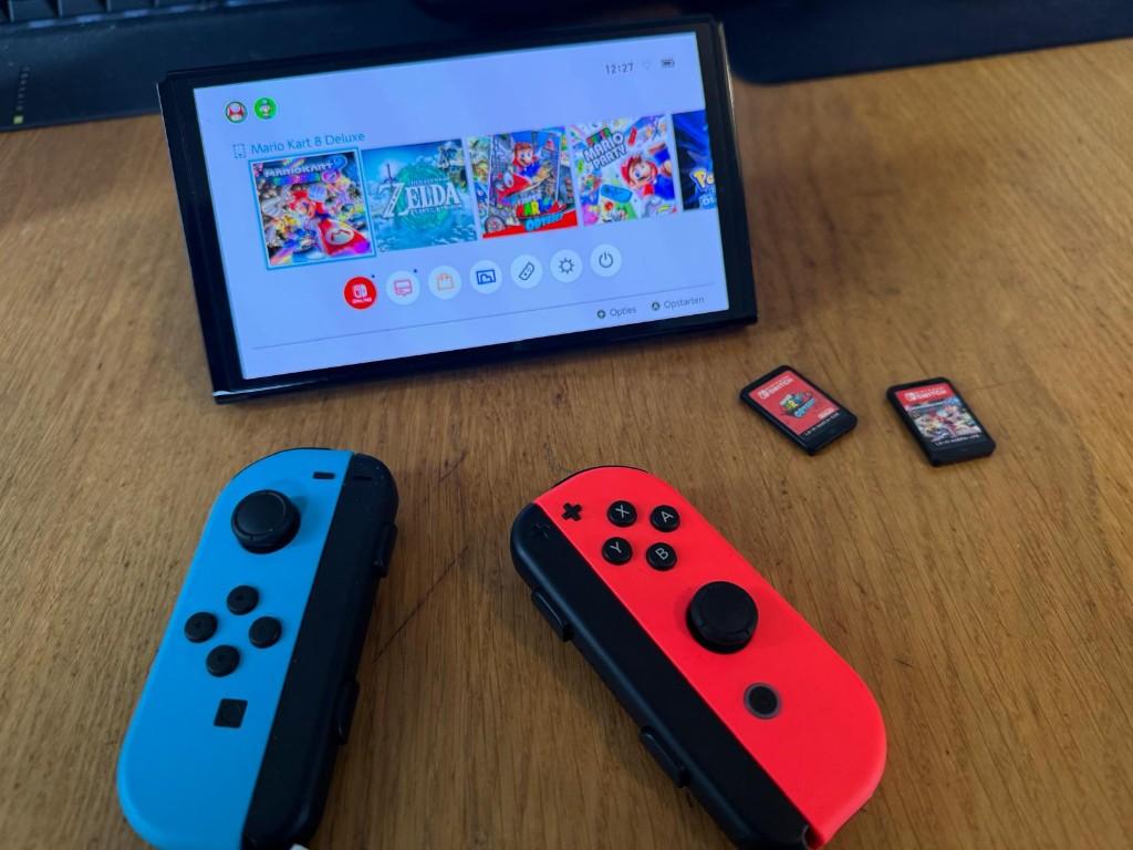 Nintendo Switch OLED + 2 Mario games + hoes, Met games, Zo goed als nieuw, Met 1 controller, Switch OLED