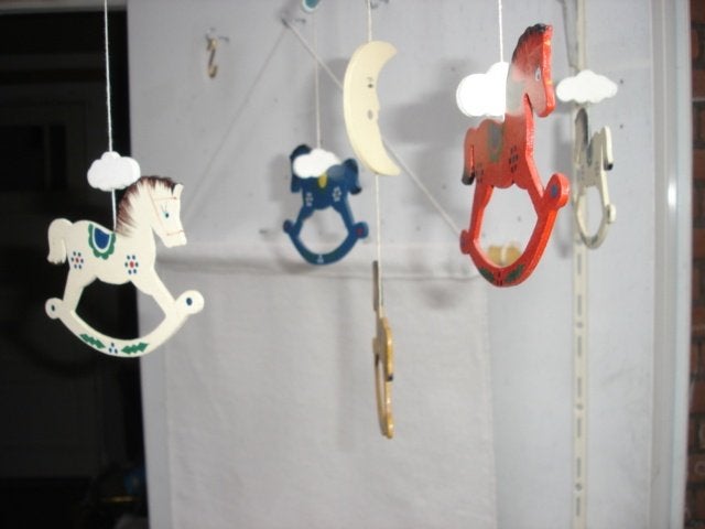 Twee kleurrijke mobiles voor de kinderkamer+ 3 handpoppen, Kinderen en Baby's, Gebruikt, Ophalen of Verzenden, Wanddecoratie, Ophangbaar