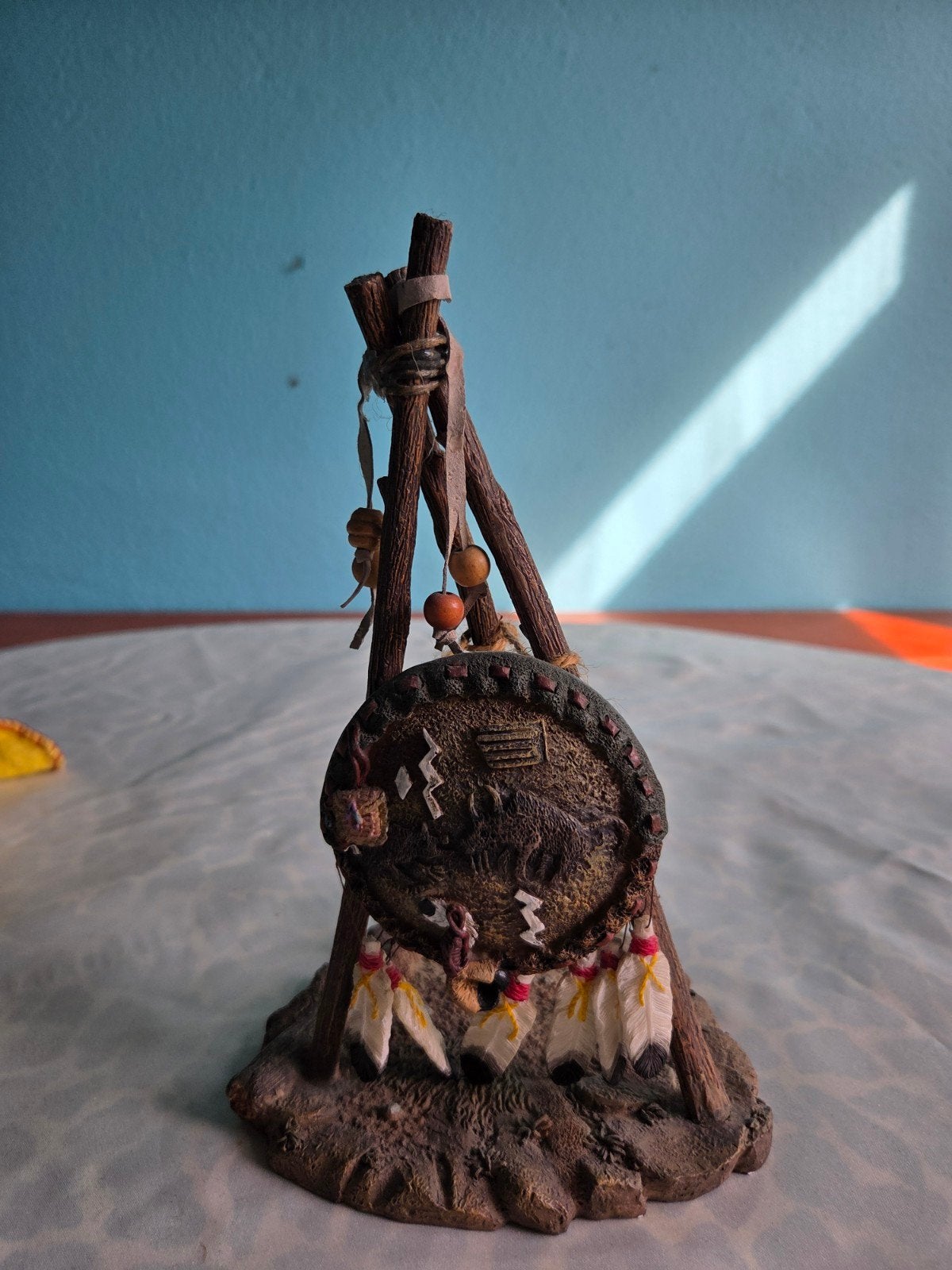Decoratief beeldje Native American drum, 23 cm hoog, Verzamelen, Ophalen of Verzenden, Gebruikt, Overige typen