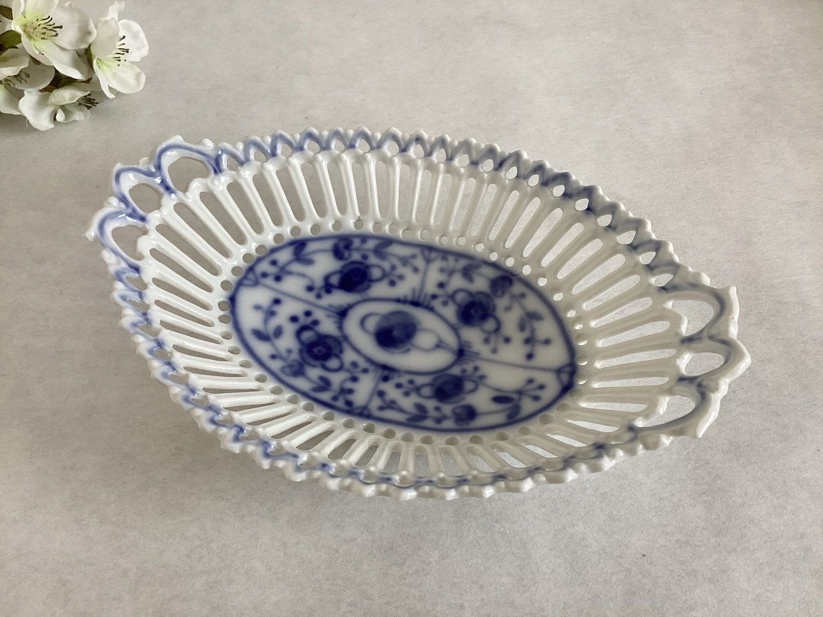 Porseleinen blauw-wit schaaltje opengewerkt patroon ajour, Ophalen of Verzenden