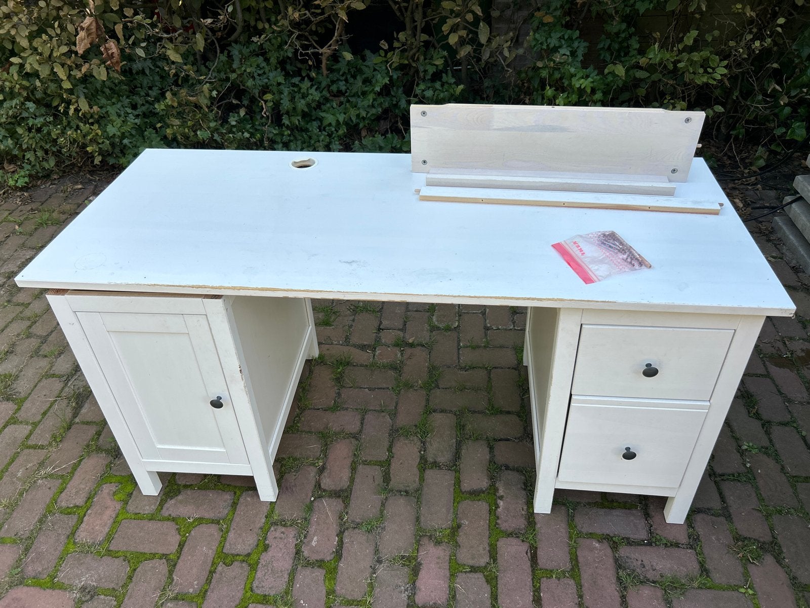 Gratis wit IKEA bureau met lades en kastje., Ophalen, Gebruikt, Met lades, Spaanplaat of MDF