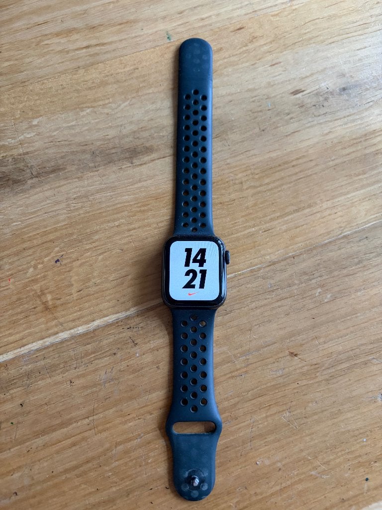 Apple Watch SE 40mm Nike Edition, Sieraden, Tassen en Uiterlijk, Smartwatches, Gebruikt, Zwart, IOS, Ophalen of Verzenden