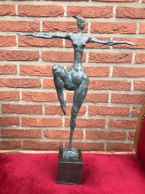 groot bronzen topbeeld, balancerend naakt, Verzamelen, Beelden en Beeldjes, Ophalen of Verzenden, Zo goed als nieuw, Mens