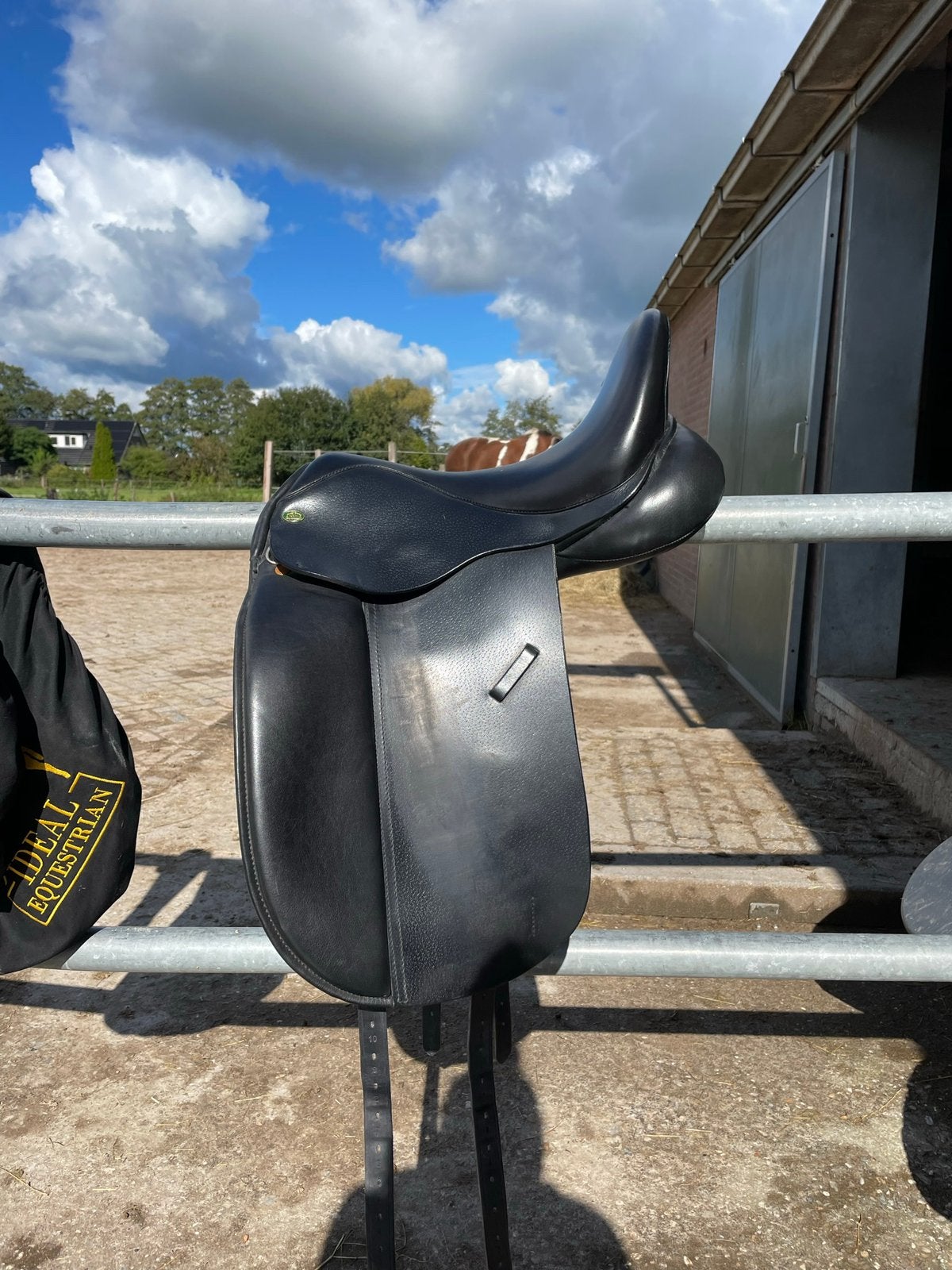 Ideal 16,5 inche dressuur zadel, Dieren en Toebehoren, Paarden en Pony's | Zadels, Ophalen, Zo goed als nieuw, Dressuur