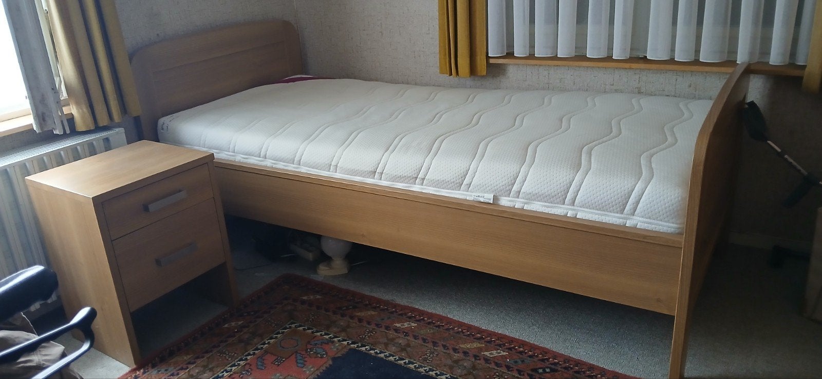 Mooi Senioren bed met nachtkastje/ZGAN, Huis en Inrichting, Slaapkamer | Bedden, Ophalen, Verstelbaar, Eenpersoons, Zo goed als nieuw
