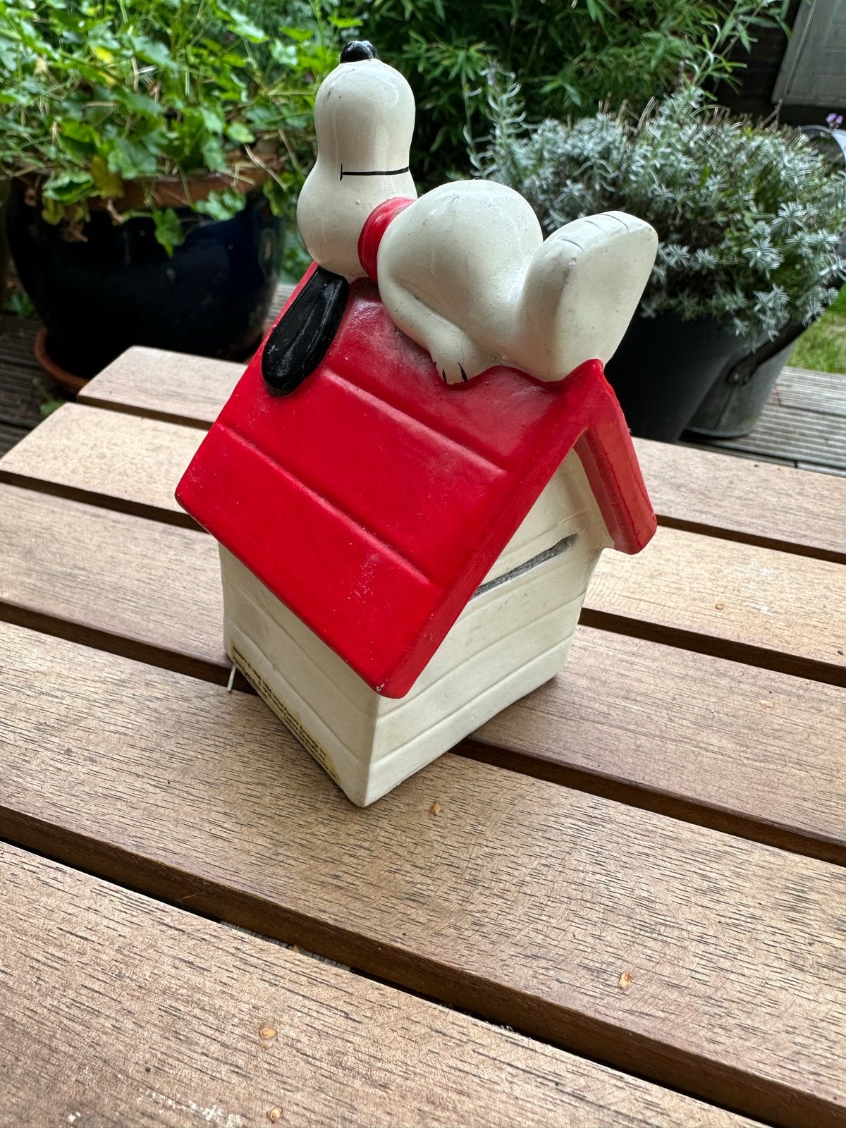 Snoopy spaarpot op hondenhok, Ophalen of Verzenden, Gebruikt, Steen, Aardewerk of Keramiek, Strip- of Tekenfilmfiguur