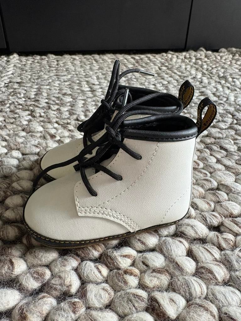 Dr. Martens wit leren babyschoentjes maat 19, Kinderen en Baby's, Babykleding | Schoentjes en Sokjes, Ophalen of Verzenden, Zo goed als nieuw