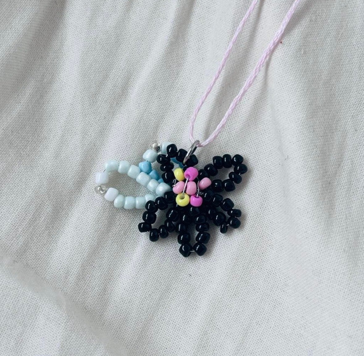 Handgemaakte kralenketting met bloemhanger, Met hanger, Kunststof, Zwart, Nieuw