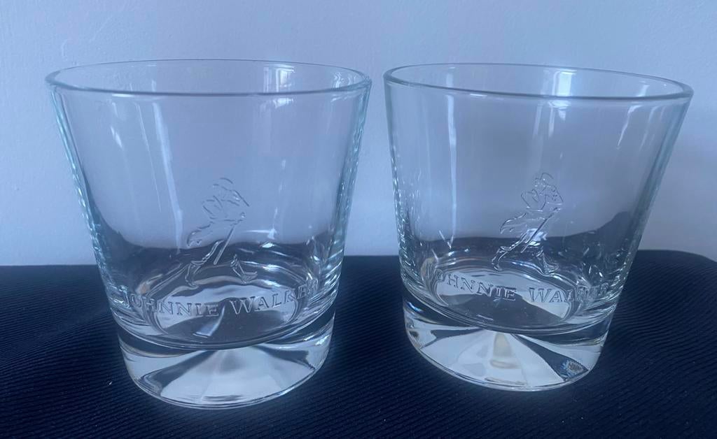 2 Grote glazen van Johnnie Walker whisky. Hoogte 9,5 cm., Verzamelen, Glas en Borrelglaasjes, Ophalen of Verzenden, Zo goed als nieuw