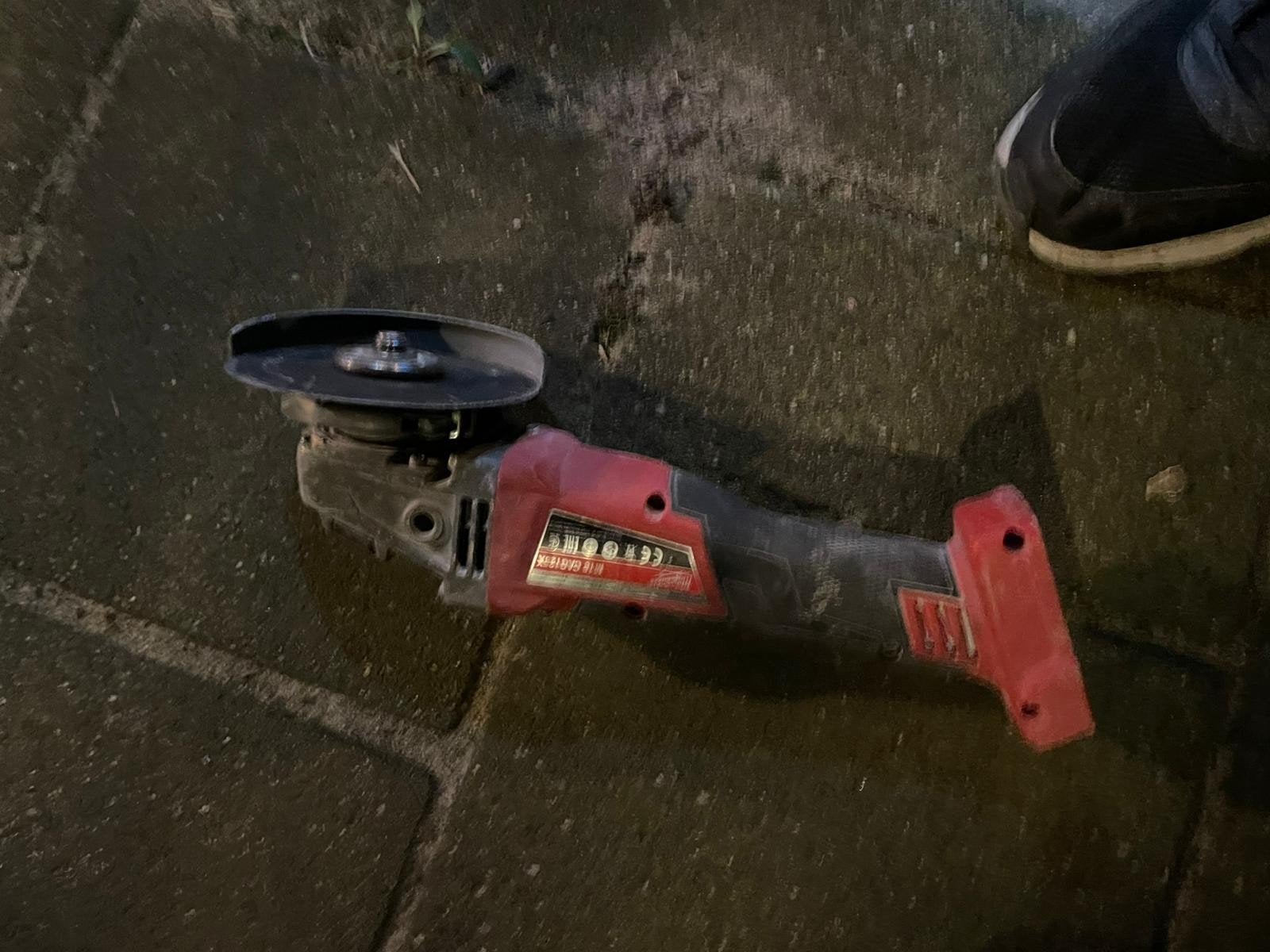 slijptol Milwaukee nette staat met baterij 5 amp, Ophalen, Zo goed als nieuw