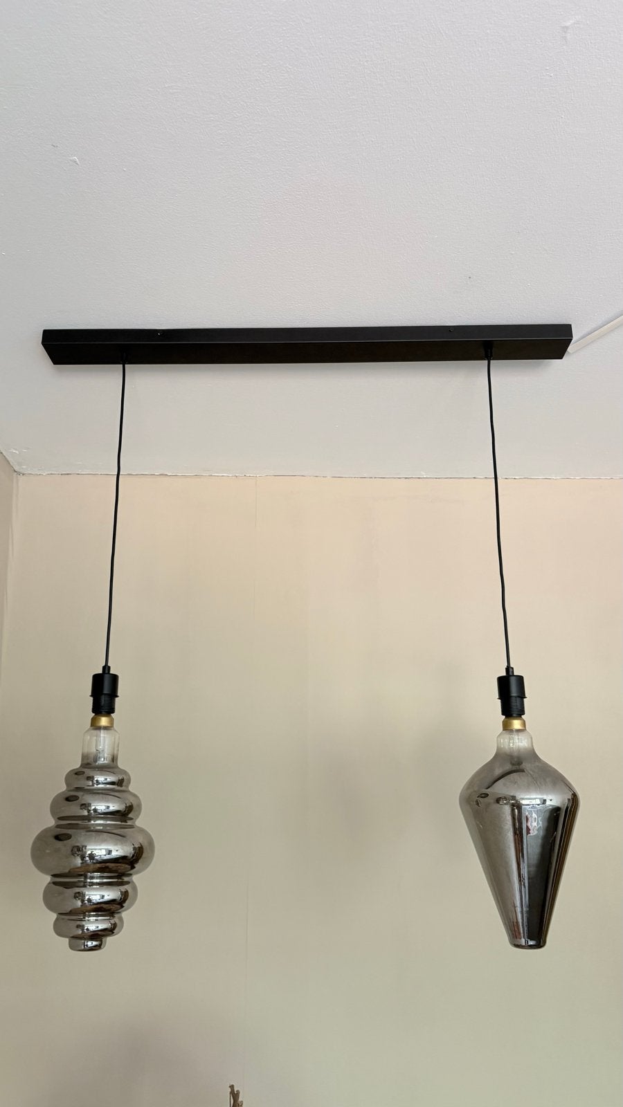 Moderne hanglamp met 2 unieke glazen kappen, Ophalen, Zo goed als nieuw, Glas, E27 (groot)