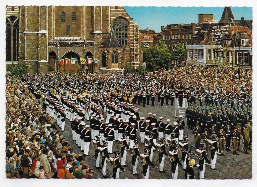 Delft Taptoe ongelopen ansichtkaart( B 3009), Ophalen of Verzenden, 1980 tot heden, Ongelopen, Zuid-Holland