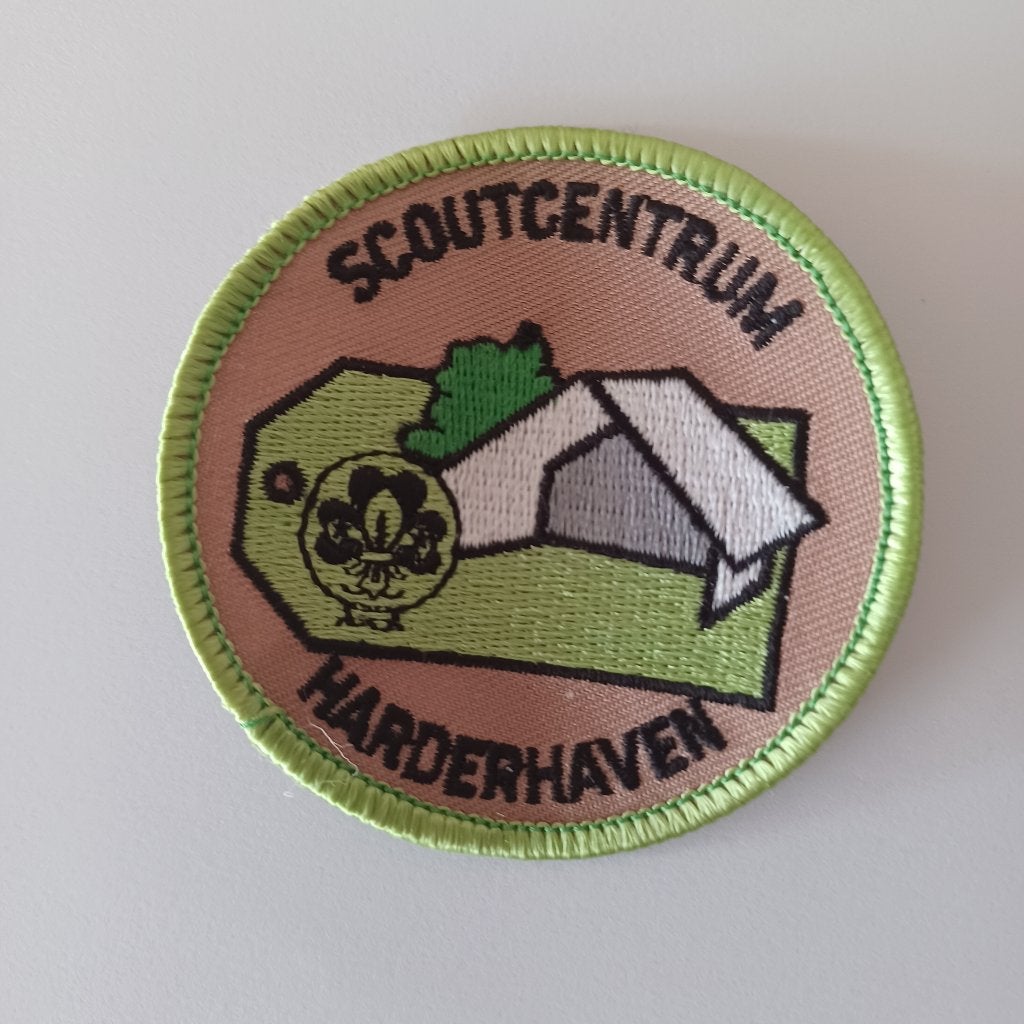 Labelterrein badge Scoutcentrum Harderhaven, Verzamelen, Ophalen of Verzenden, Nieuw, Embleem, Speld of Insigne