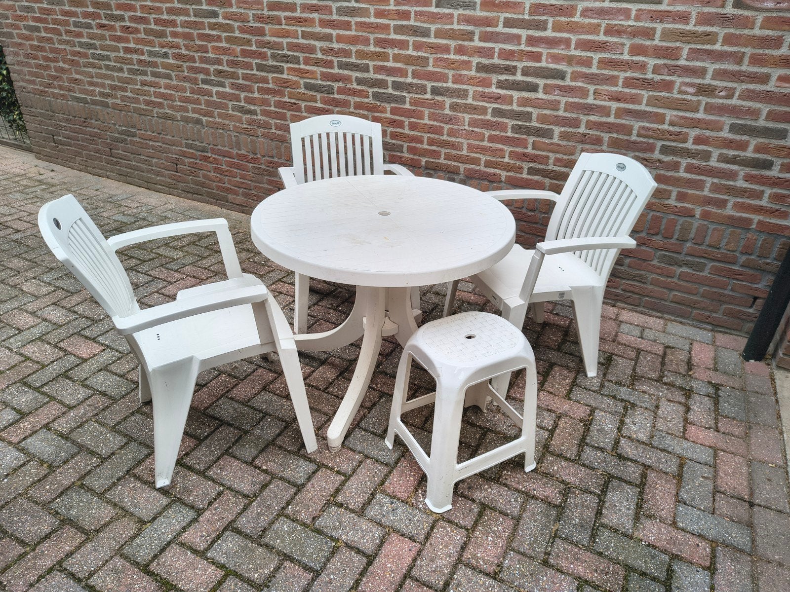 Hartman tuinset met tafel, 3 stoelen en kruk, Ophalen, Kunststof, Gebruikt, 3 zitplaatsen
