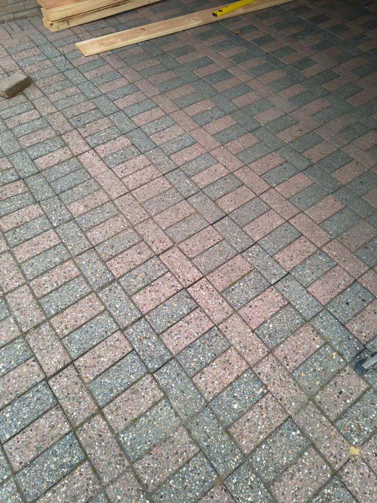 Gratis af te halen: Rood/zwarte beton klinkers, Doe-het-zelf en Verbouw, Tegels, Ophalen, Overige materialen, Gebruikt, Overige typen