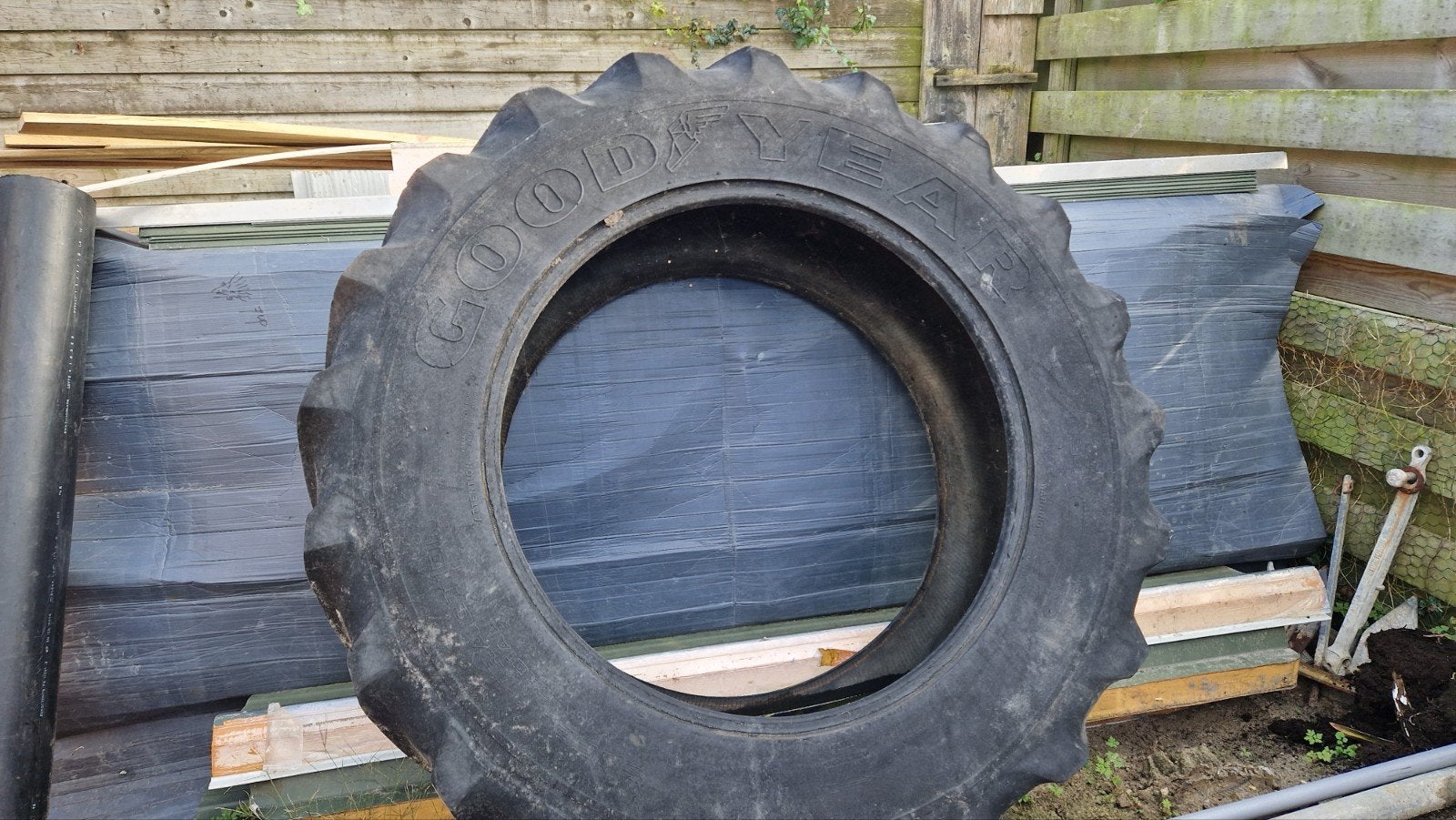 tractorband  voor tuindecoratie, Ophalen