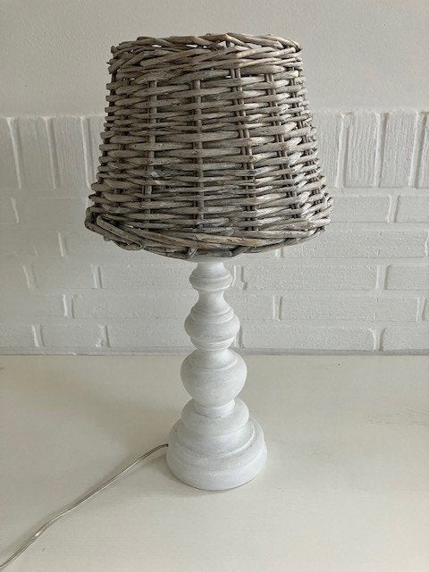 Witte houten tafellamp met rieten kap, 42,5 cm hoog, 43 cm, Met kap, Wit, Ophalen of Verzenden