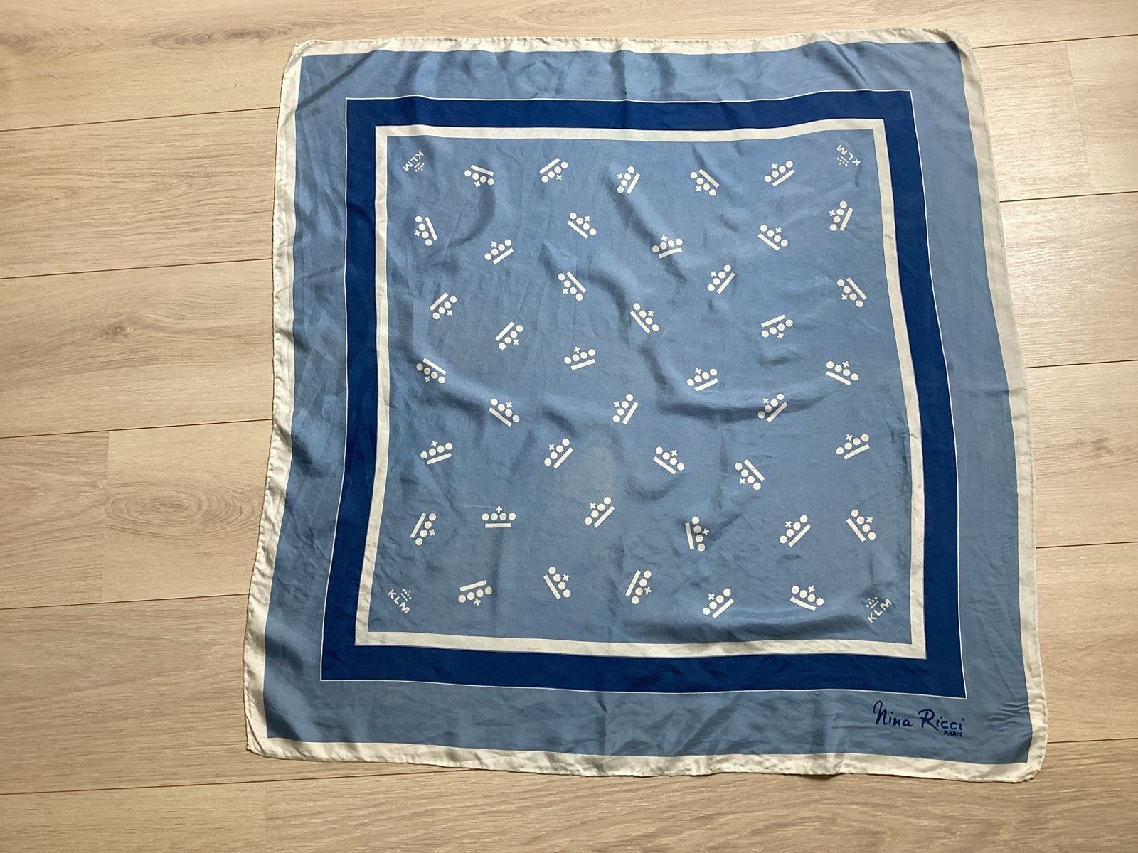 Vintage Nina Ricci x KLM zijden sjaal met kroonprint, Ophalen of Verzenden, Gedragen