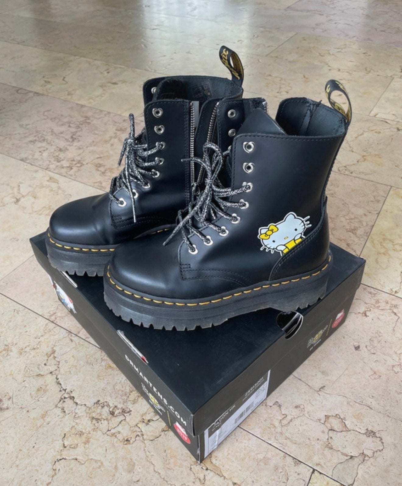 Dr. Martens Hello Kitty Laarzen - Maat 36, Ophalen, Zo goed als nieuw, Zwart, Lage of Enkellaarzen