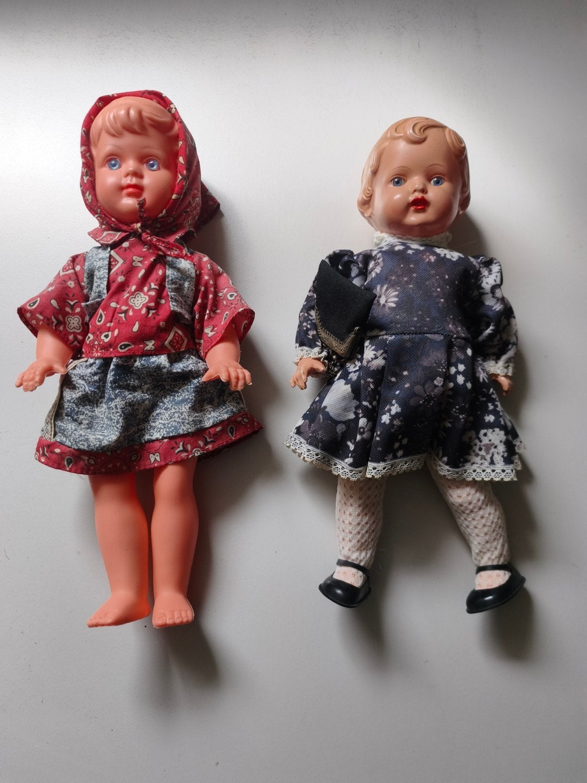 Set van twee vintage poppen met unieke outfits, Verzamelen, Ophalen of Verzenden, Gebruikt, Pop