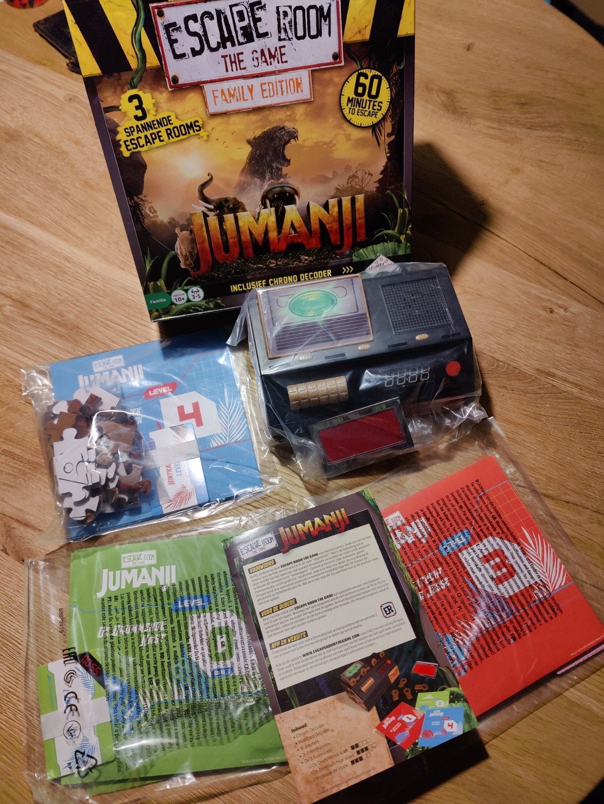 Jumanji Escape Room The Game Family Edition met decoder, Een of twee spelers, Ophalen of Verzenden, Zo goed als nieuw