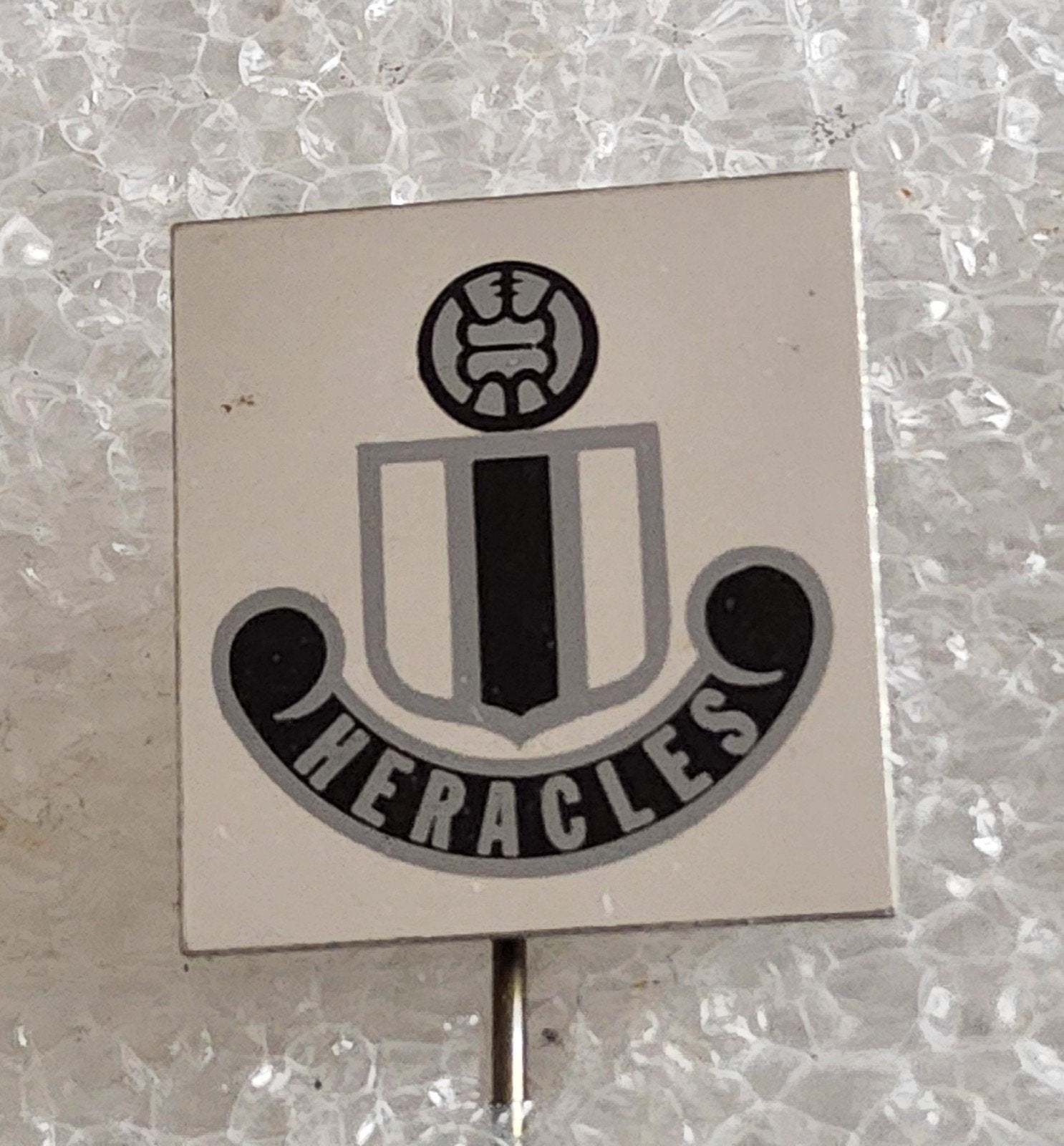 Speldje Heracles Almelo, Ophalen of Verzenden, Gebruikt, Sport, Speldje of Pin