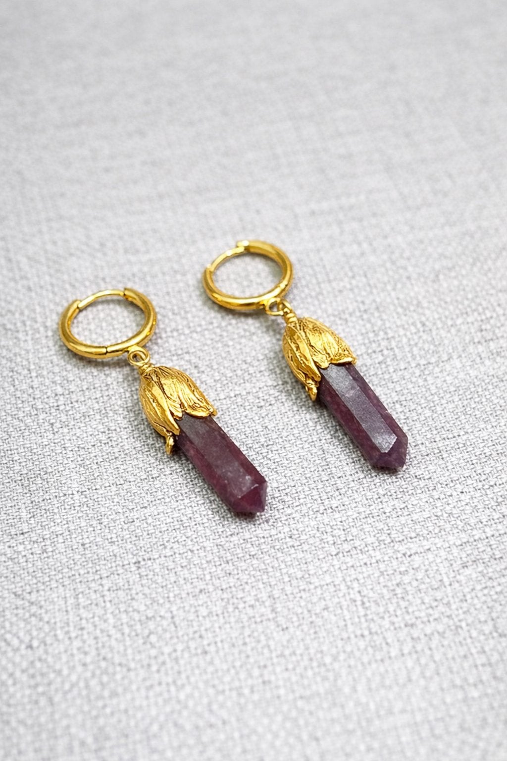 Gouden oorbellen met amethist hangers, Sieraden, Tassen en Uiterlijk, Oorbellen, Hangers, Paars, Ophalen of Verzenden, Zo goed als nieuw