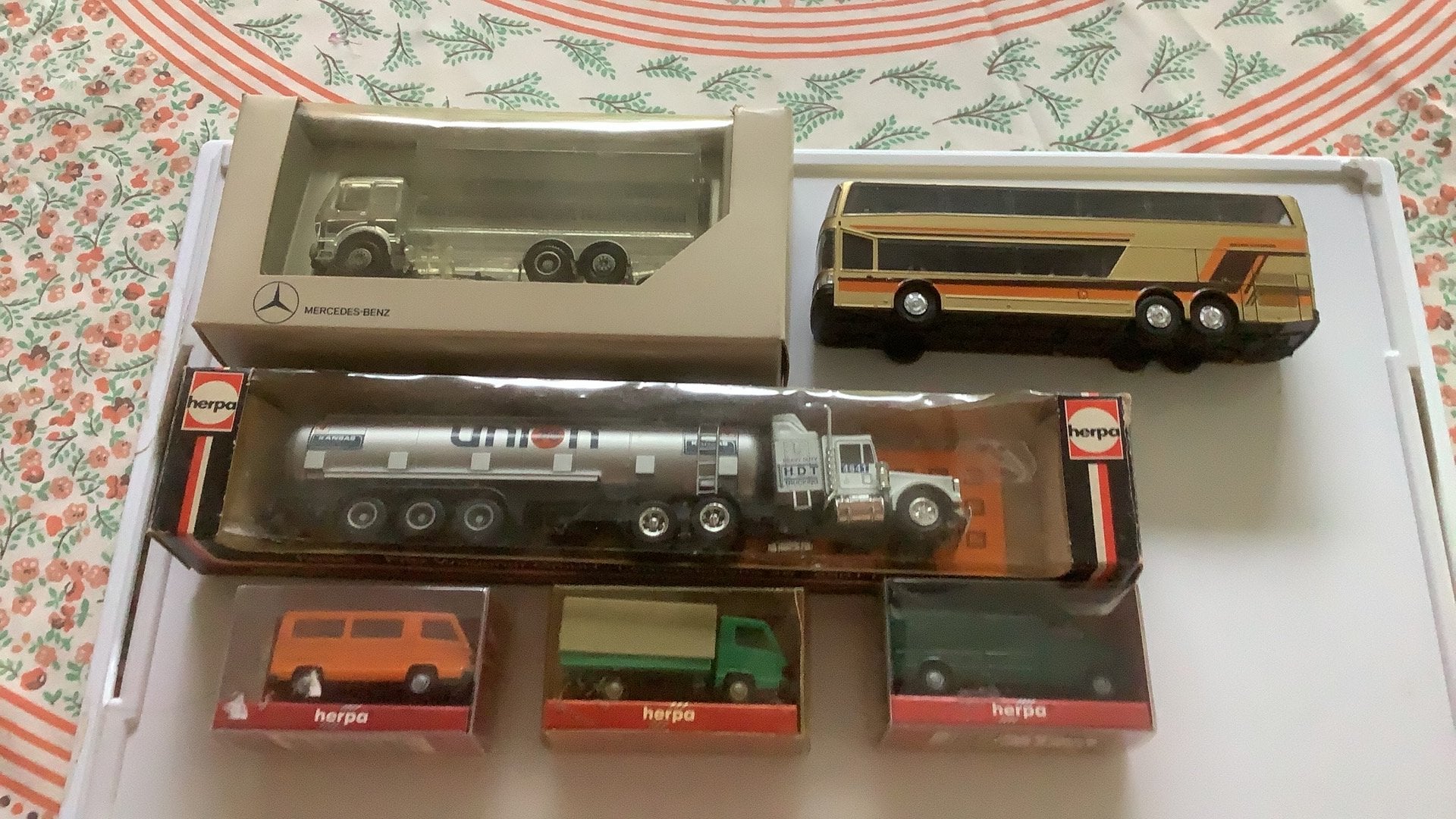 Herpa Mercedes, Kenworth en Kässbohrer Setra. Nieuw. 1:87, Ophalen of Verzenden, Zo goed als nieuw, Bus of Vrachtwagen, Herpa
