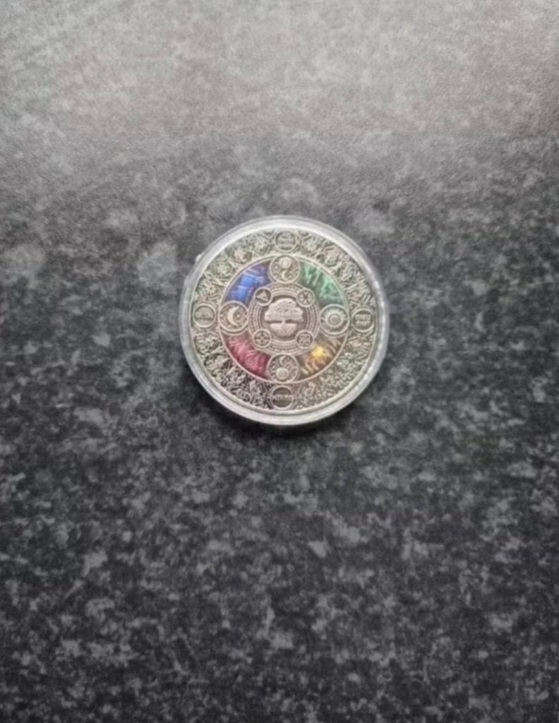 Britse Koninging Elizabeth/ Boom van het leven metaal coin ., Ophalen of Verzenden, Buitenland, Munten