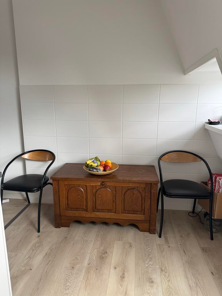 Antieke houten kist met twee stoelen, Huizen en Kamers, Kamers te huur, Minder dan 20 m², Haarlem