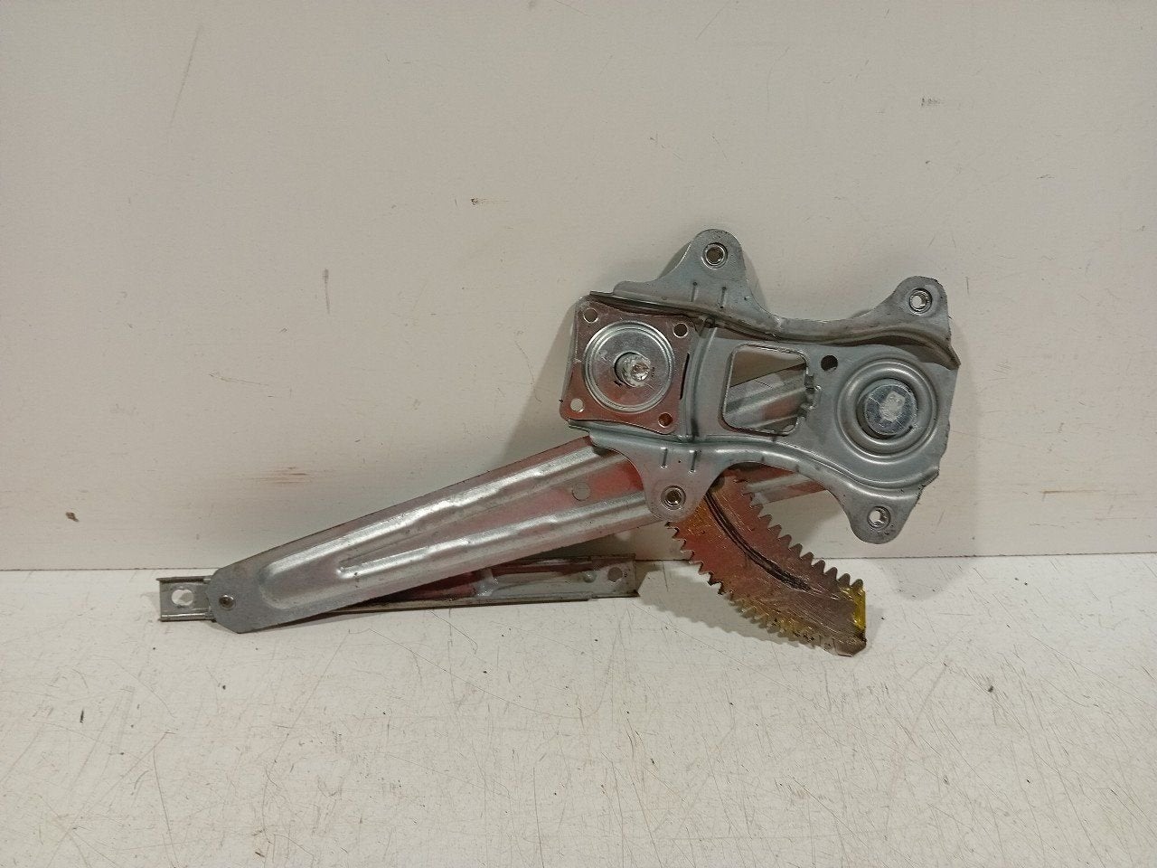 Raammechaniek links achter Nissan Micra, Onderdelen@venauto.nl, Van der Ven Autorecycling B.V., Gebruikt, Ettenseweg 76, 4706 PB Roosendaal, The Netherlands