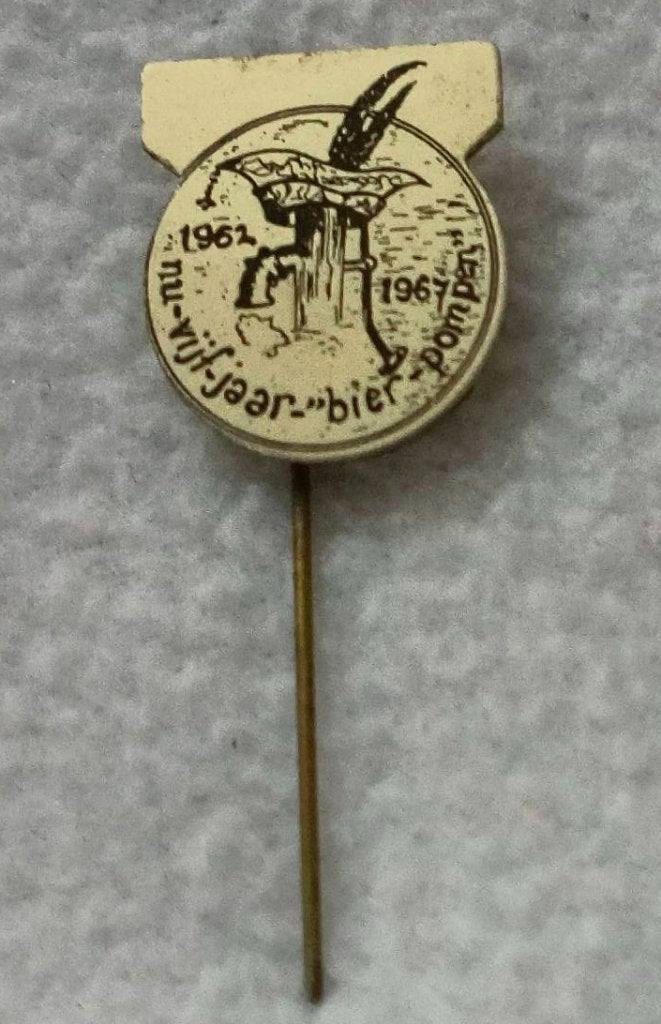 Speldje na-vijf-jaar-bierpompen 1962-1967, Verzamelen, Ophalen of Verzenden, Zo goed als nieuw, Overige onderwerpen, Speldje of Pin