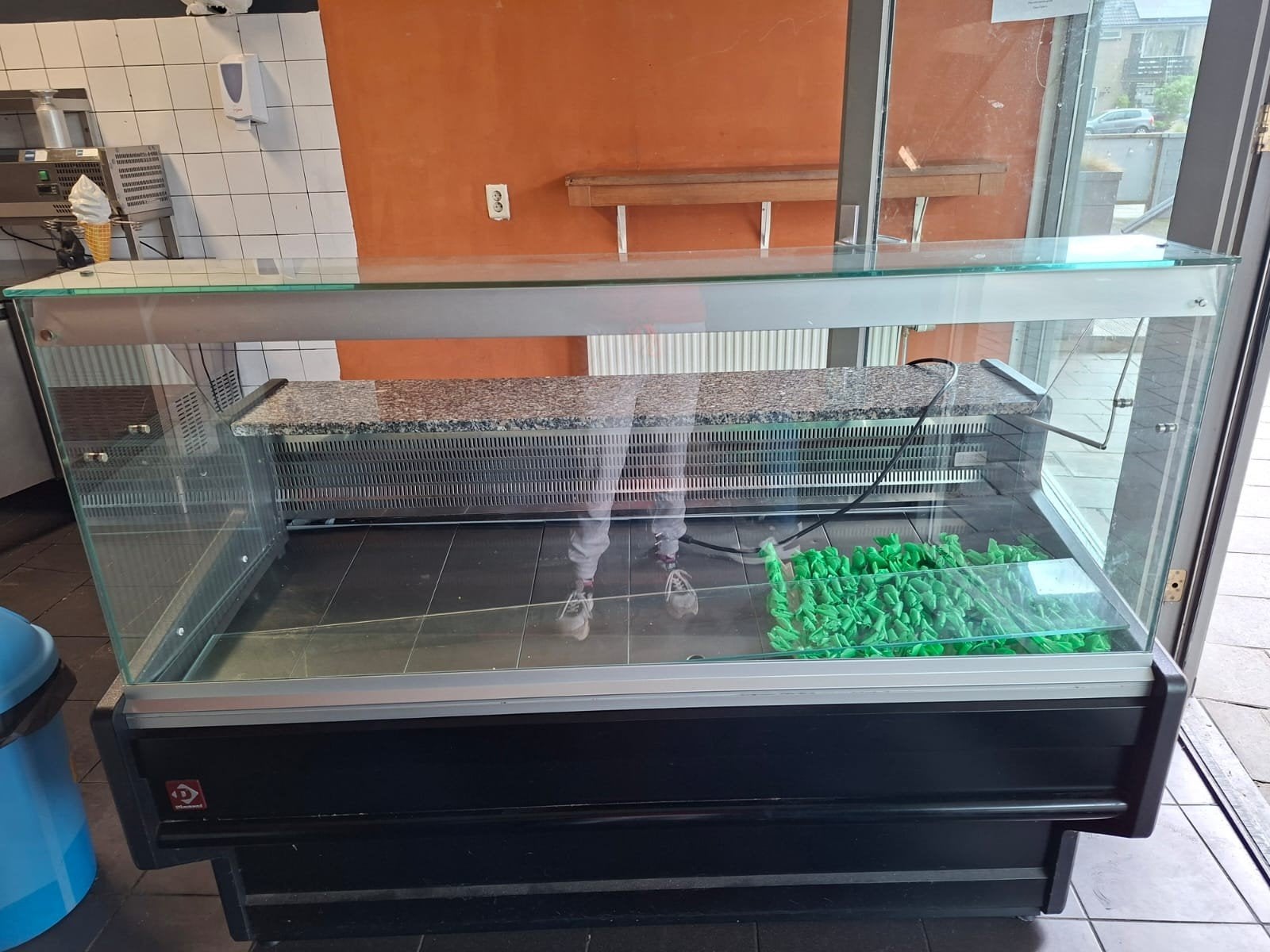 Gekoelde Vitrine voor Horeca - Perfect voor Snacks/Dranken, Ophalen, Gebruikt