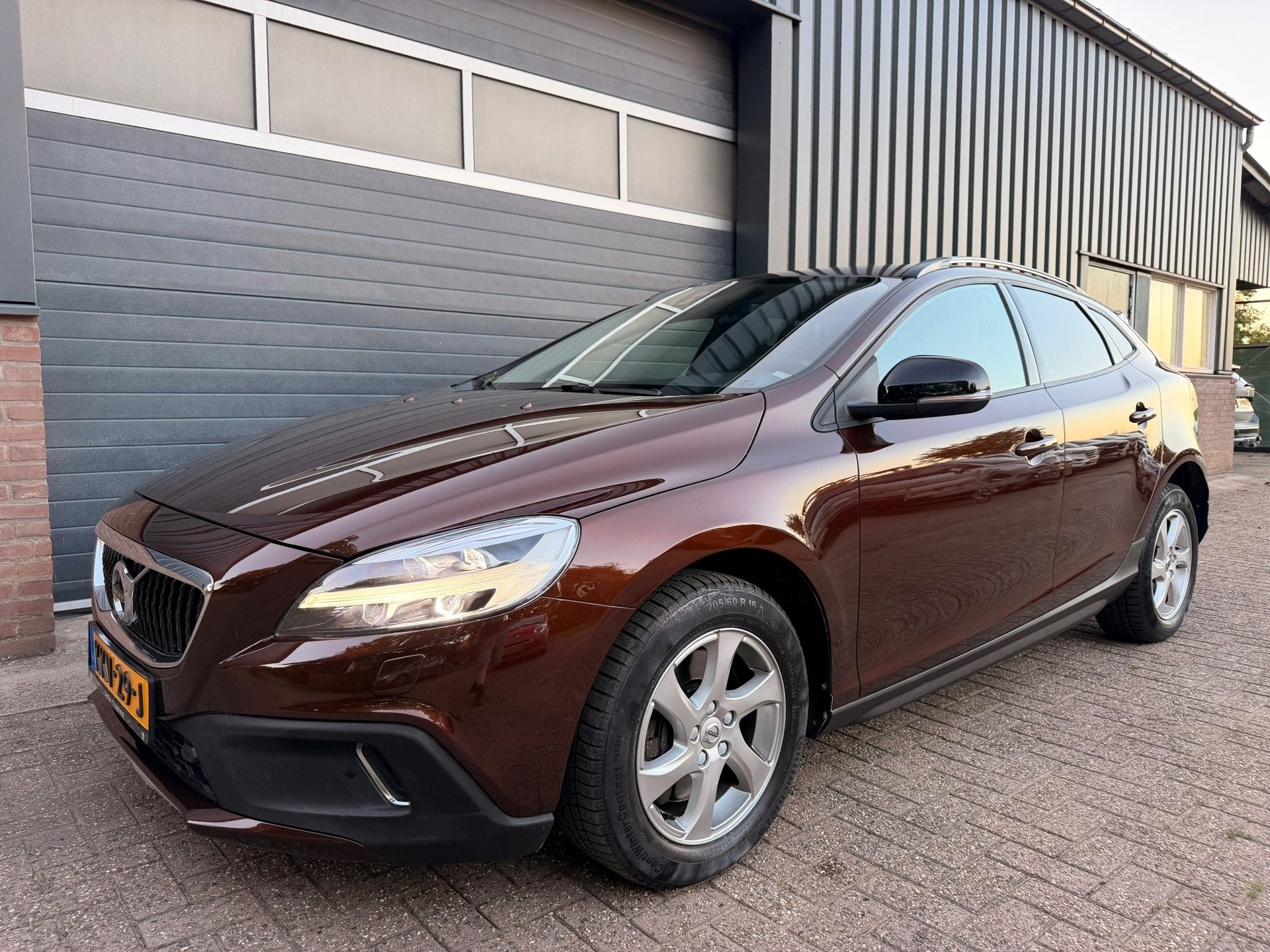 Volvo V40 CROSS COUNTRY 1.5 T3 152PK Summum Leder PDC voor +, Leder, Bedrijf, 152 pk, Lichtsensor