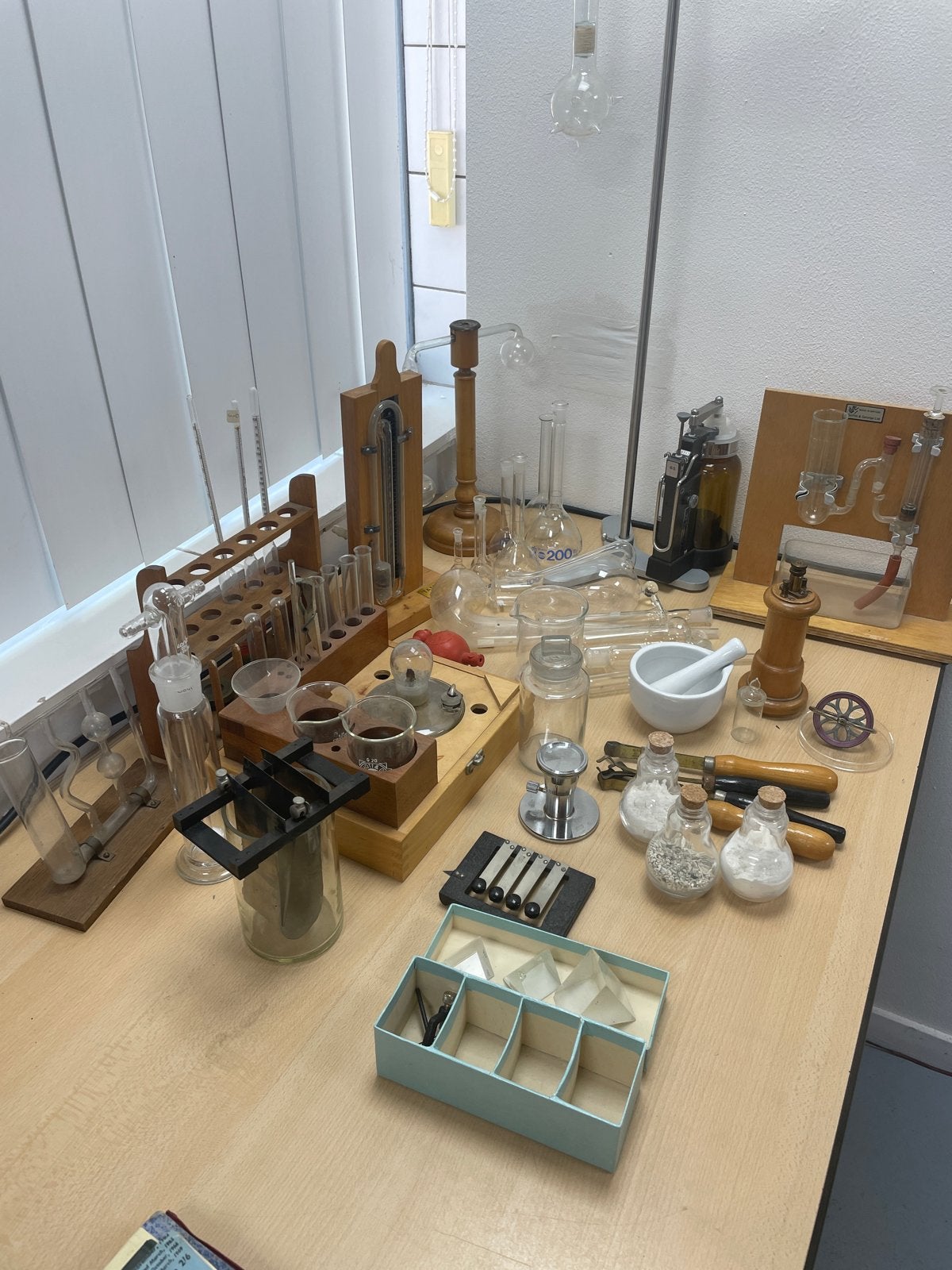 Grote collectie natuur- en scheikunde toebehoren, Antiek en Kunst, Antiek | Gereedschap en Instrumenten, Ophalen