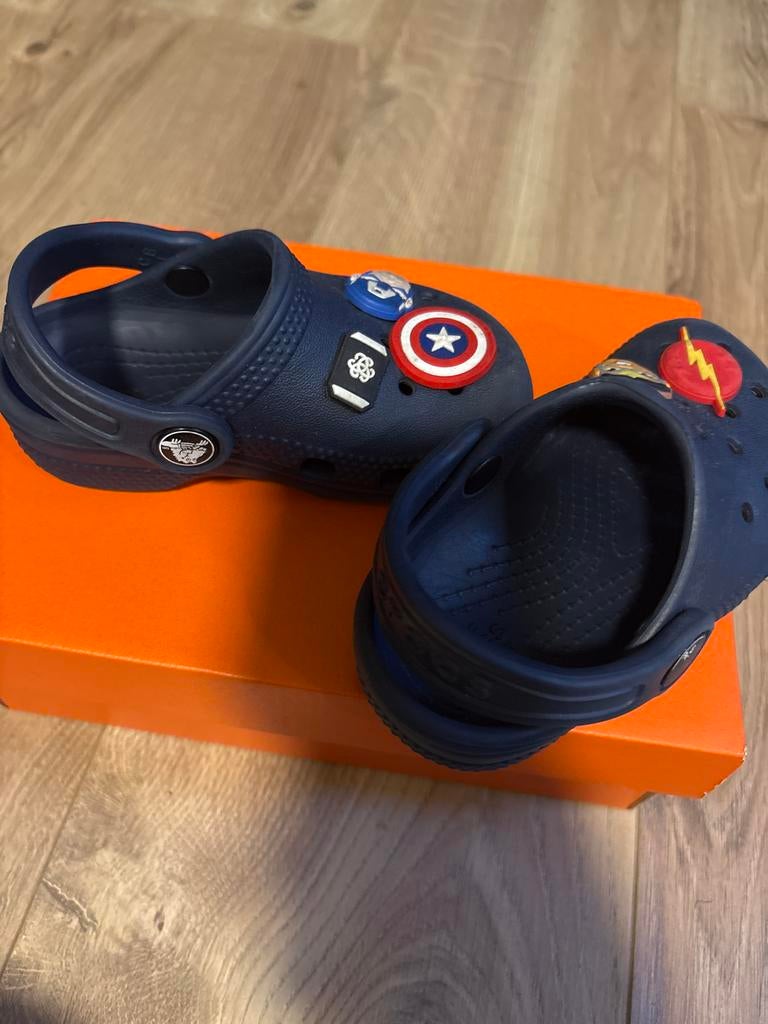 Crocs maat 23 - Donkerblauw met superhelden Jibbitz, Kinderen en Baby's, Kinderkleding | Schoenen en Sokken, Ophalen of Verzenden