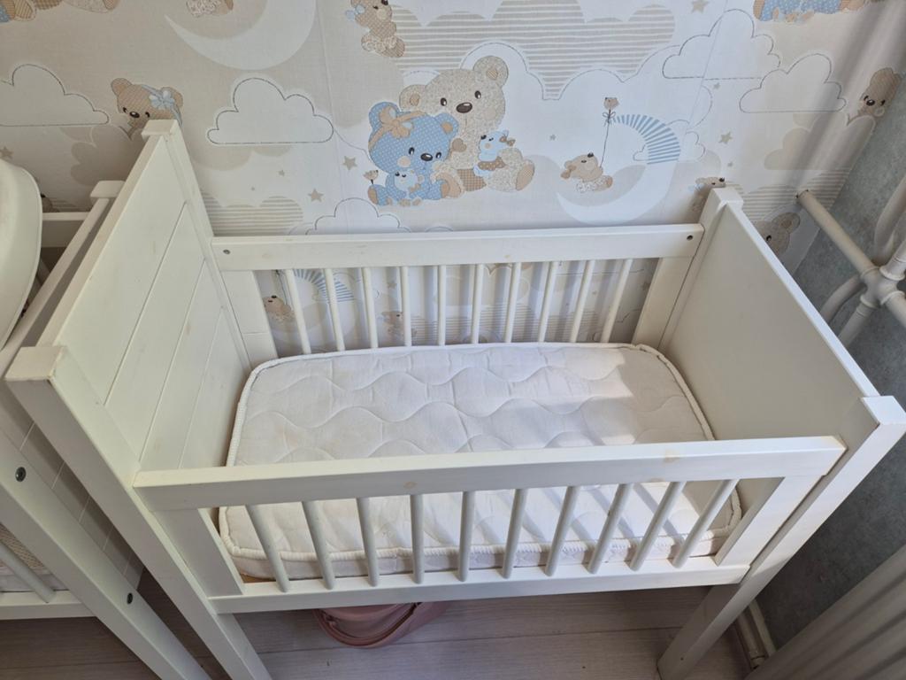 Wit baby ledikant met matras, Kinderen en Baby's, Babywiegjes en Ledikanten, Ophalen, Gebruikt, Ledikant