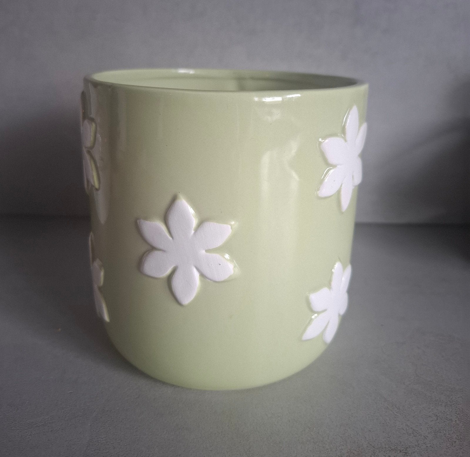 Lime groen met witte bloemen bloempot, Rond, Binnen, Ophalen of Verzenden, Zo goed als nieuw