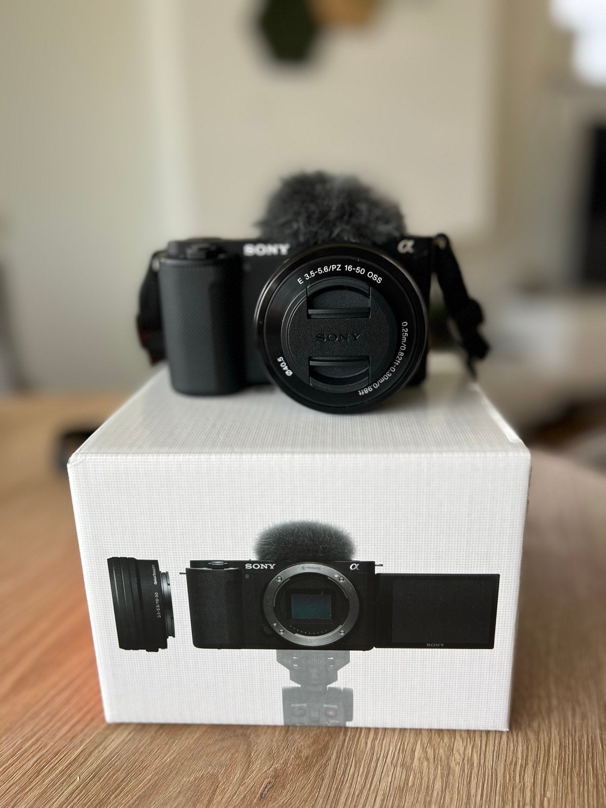 Sony ZV-E10 VLOGKIT met veel extra’s, Kantelbaar/draaibaar scherm, Ophalen of Verzenden, Zo goed als nieuw, Accu