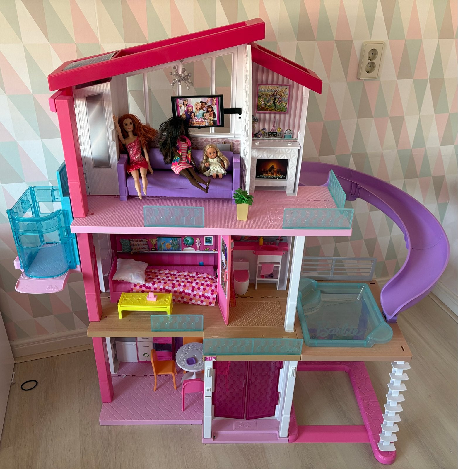 Barbie Droomhuis met 3 poppen en accessoires, Kinderen en Baby's, Speelgoed | Poppenhuizen, Ophalen, Gebruikt, Poppenhuis