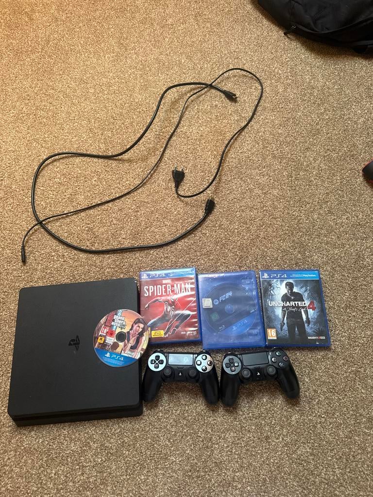 PS4 Slim met 2 controllers en 4 games, Spelcomputers en Games, Games | Sony PlayStation 4, Avontuur en Actie, Gebruikt, Vanaf 18 jaar